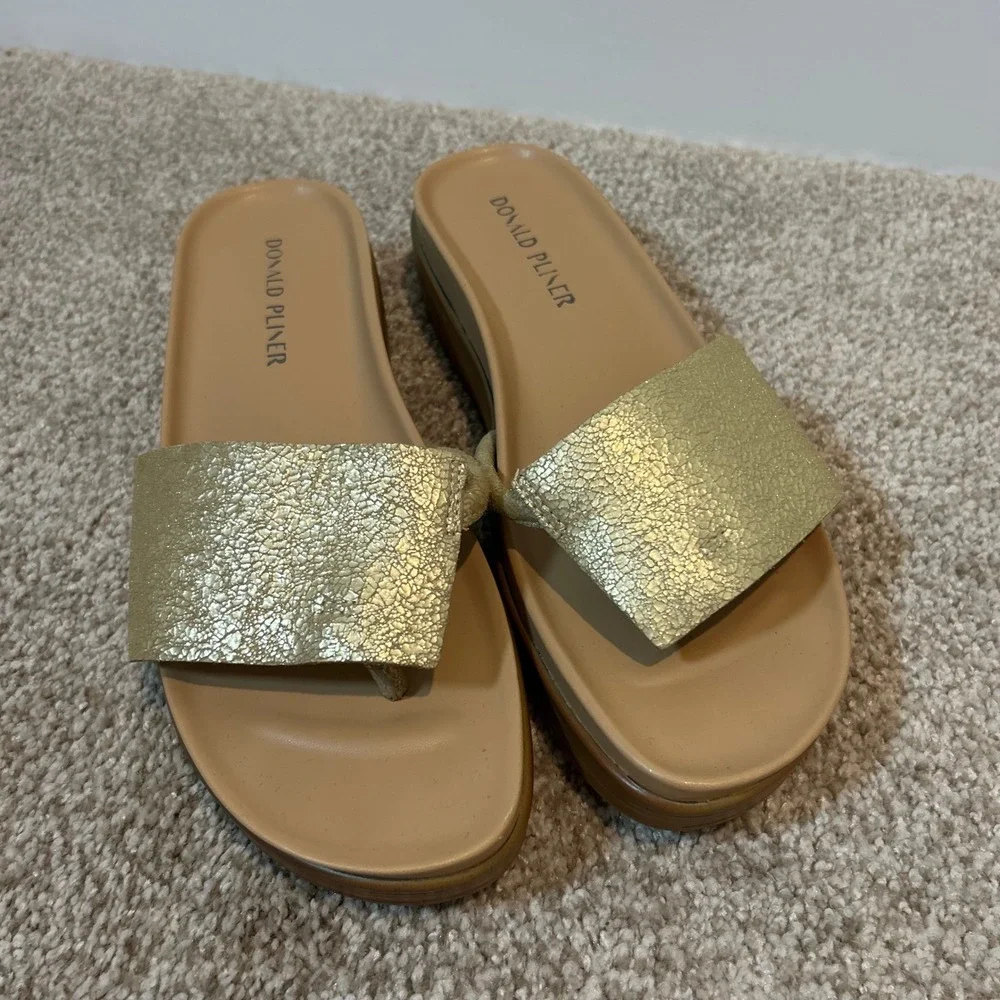 Donald Pliner Fifi Women‎ Gold Metallic Textured Wedge Thong Sandals Size 9.5